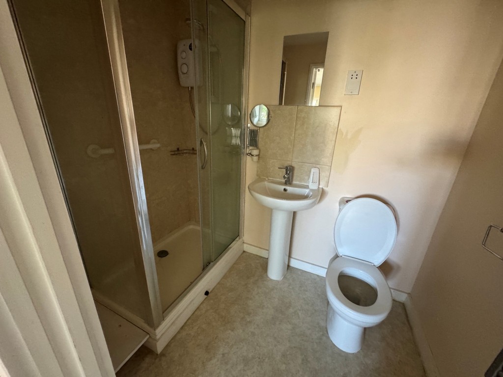 Lot: 207 - TWO-BEDROOM FIRST FLOOR APARTMENT WITH SEA VIEWS - Ensuite to bedroom 1